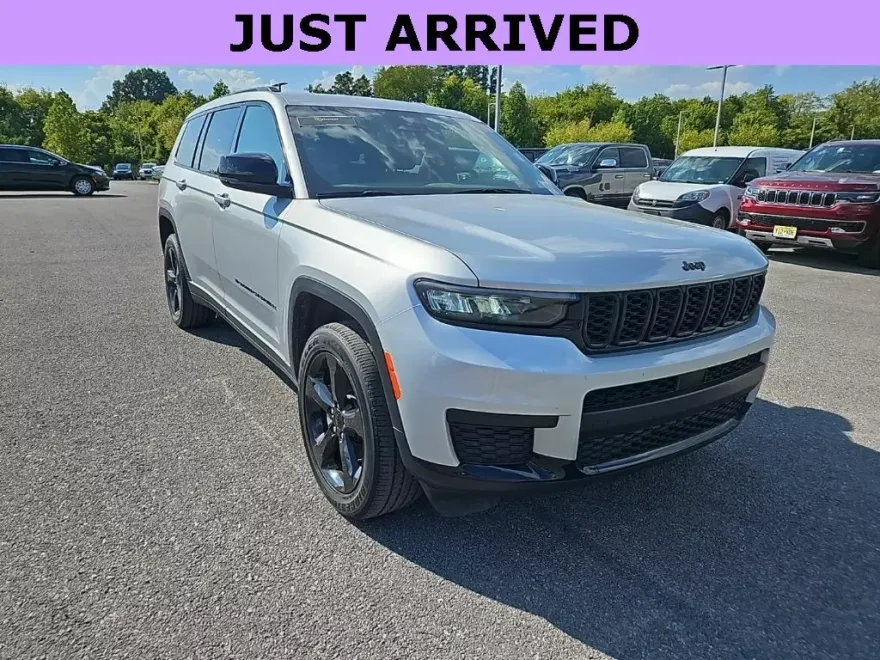 2023 Jeep Grand Cherokee Laredo Altitude photo 1