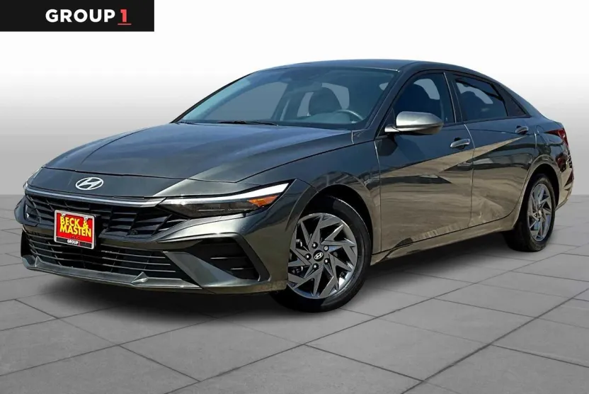 2024 Hyundai Elantra SEL photo 1
