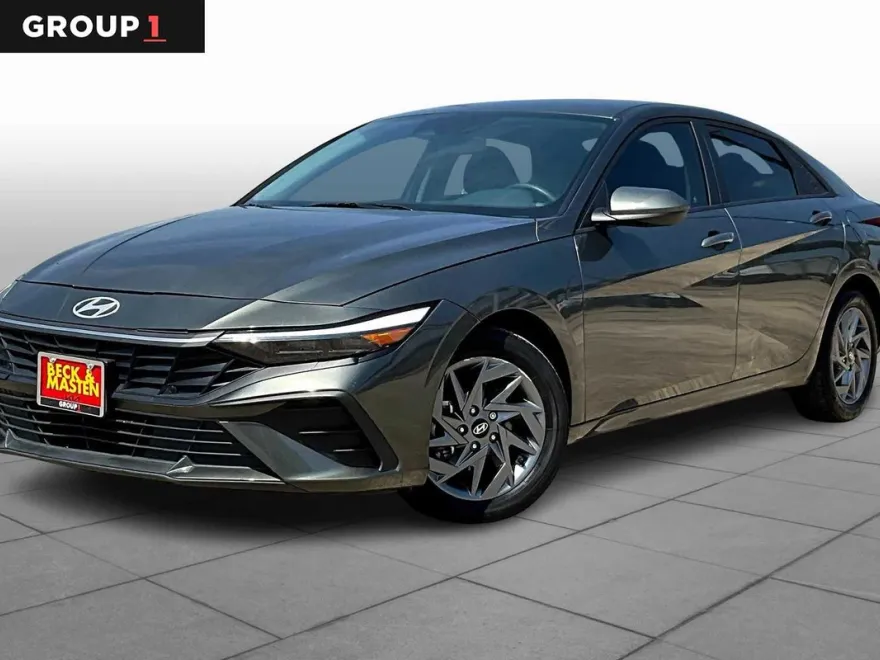 2024 Hyundai Elantra SEL photo 1