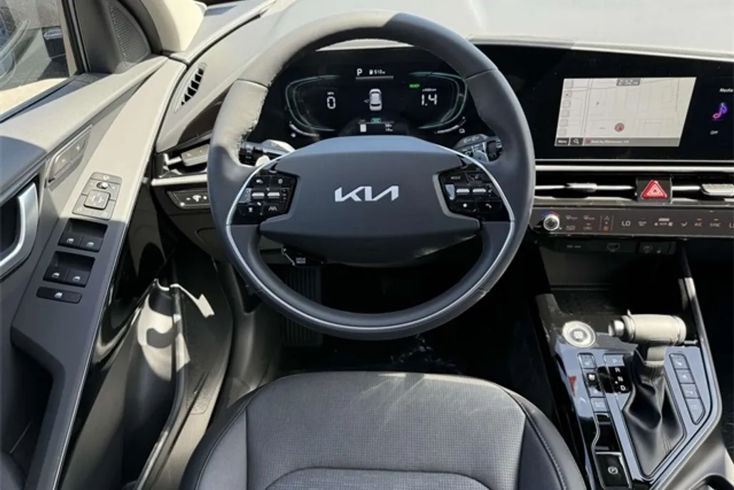2025 Kia Niro SX photo 1
