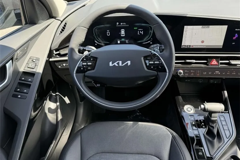 2025 Kia Niro SX photo 1