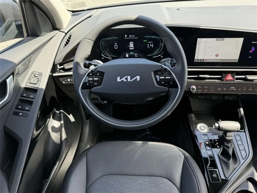 2025 Kia Niro SX photo 1