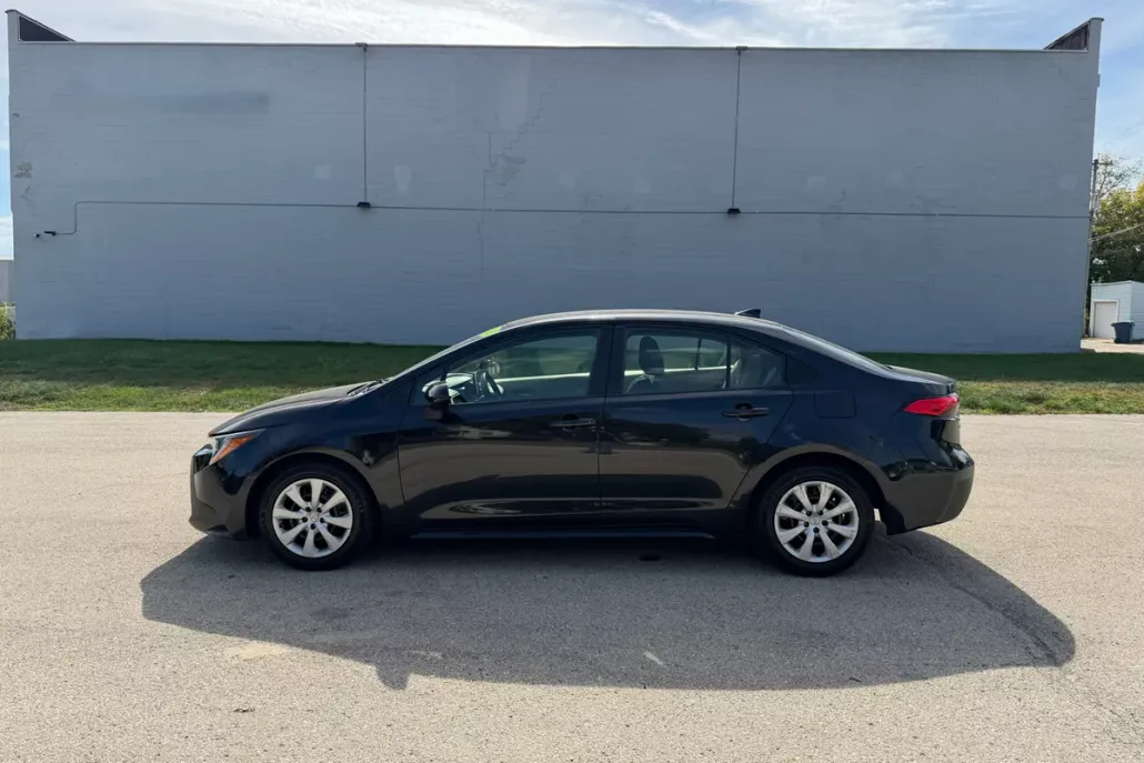 2020 Toyota Corolla LE photo 1