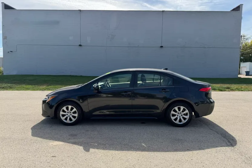 2020 Toyota Corolla LE photo 1