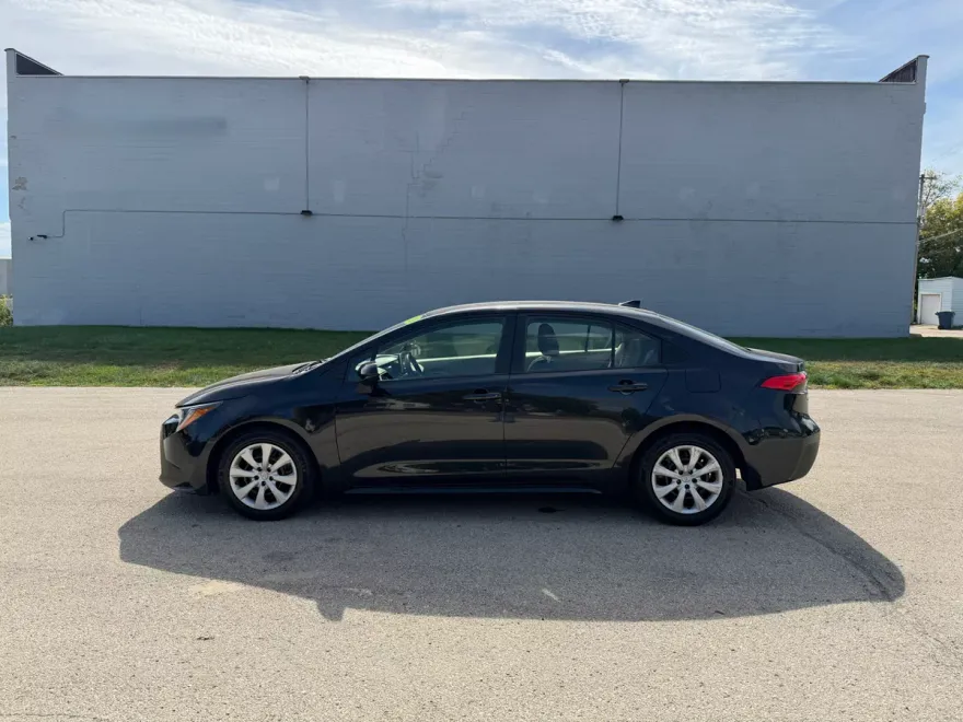 2020 Toyota Corolla LE photo 1