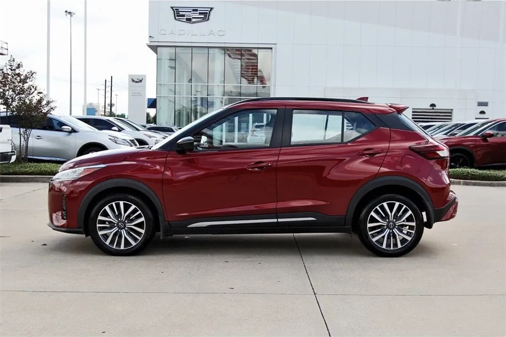 2023 Nissan Kicks SR photo 1