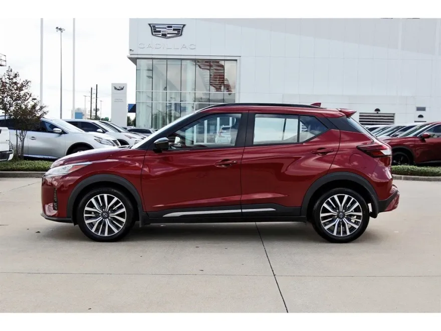 2023 Nissan Kicks SR photo 1
