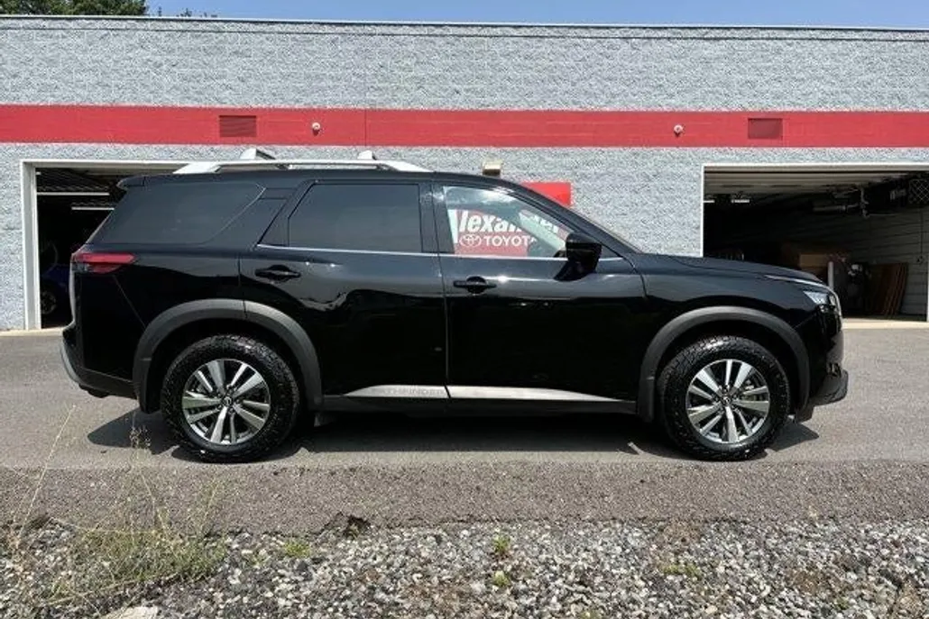 2024 Nissan Pathfinder SL photo 1