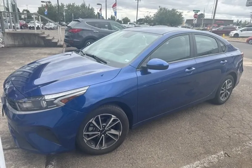 2022 Kia Forte LXS photo 1