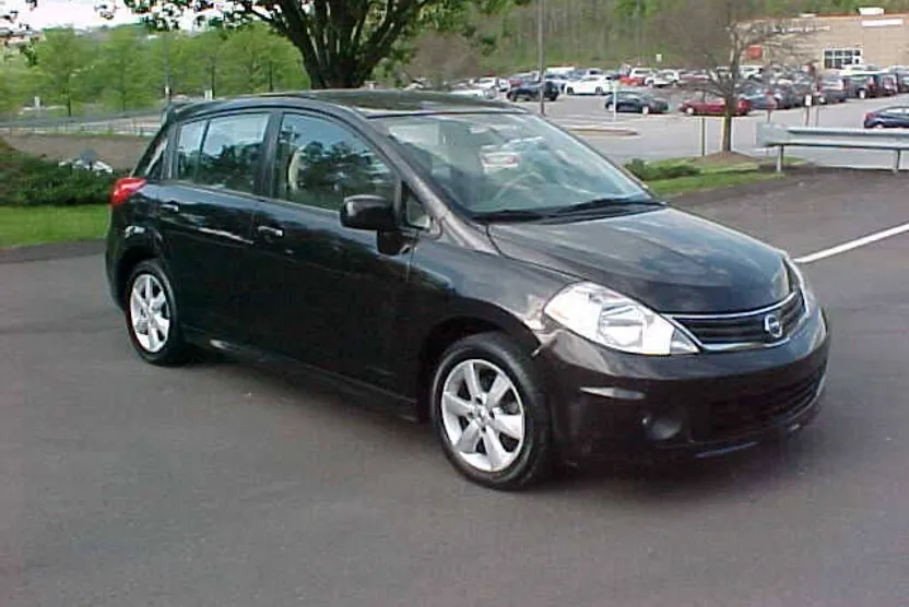 2011 Nissan Versa 1.8 SL photo 1