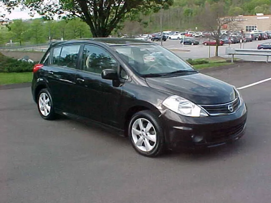 2011 Nissan Versa 1.8 SL photo 1