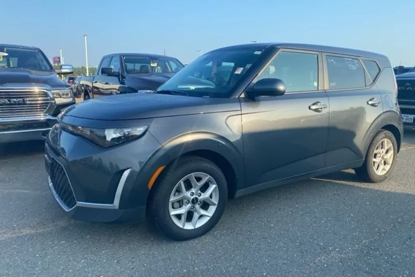 2023 Kia Soul LX photo 1