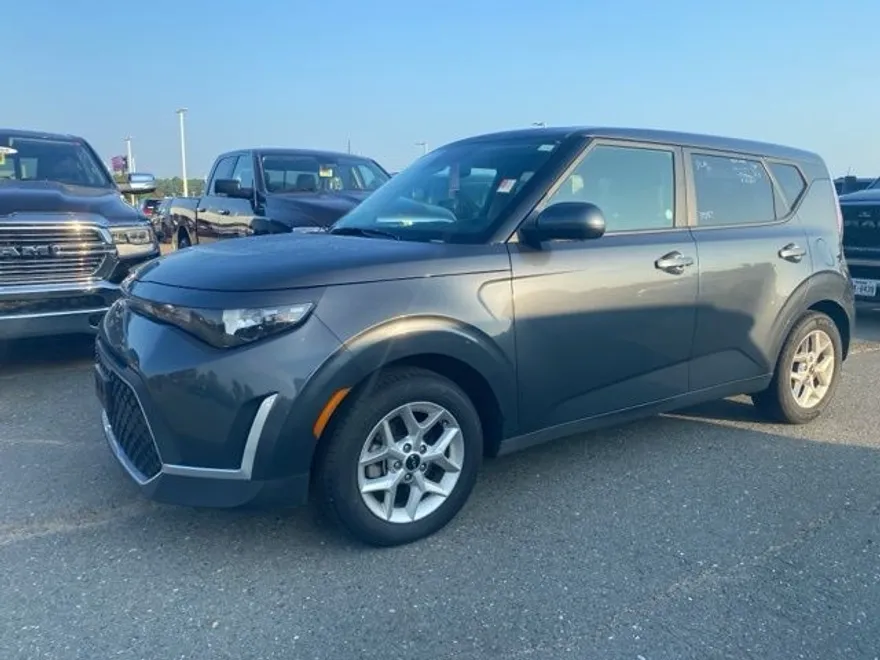 2023 Kia Soul LX photo 1