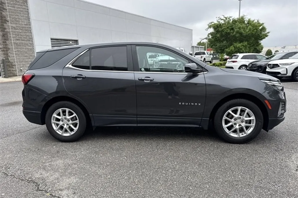 2023 Chevrolet Equinox LT photo 1