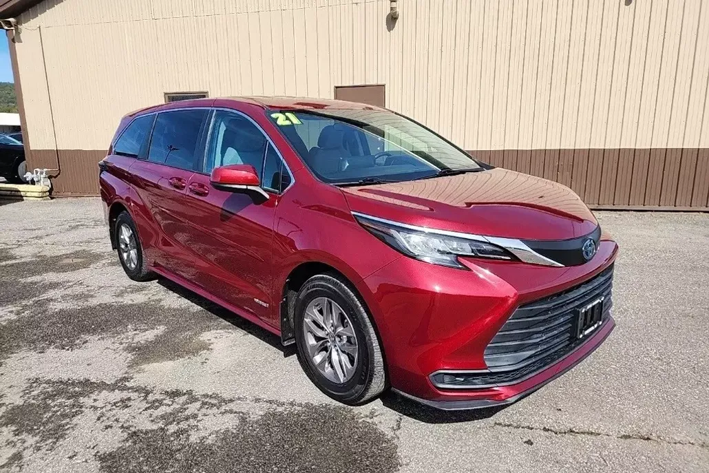 2021 Toyota Sienna LE photo 1