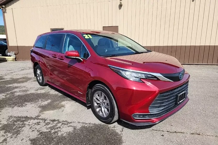 2021 Toyota Sienna LE photo 1