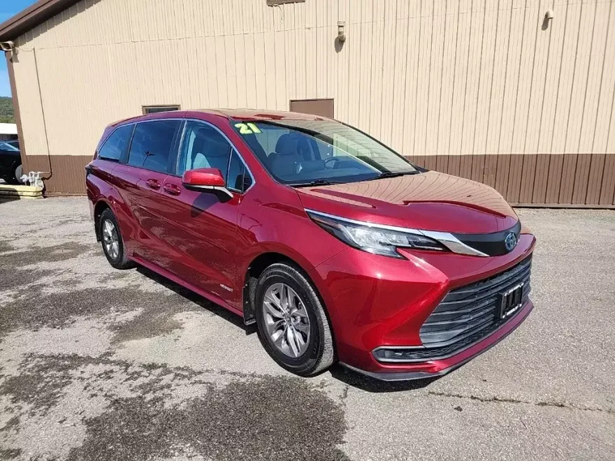 2021 Toyota Sienna LE photo 1
