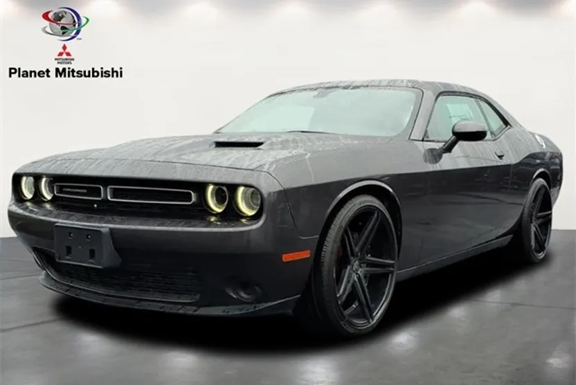 2015 Dodge Challenger SXT photo 1