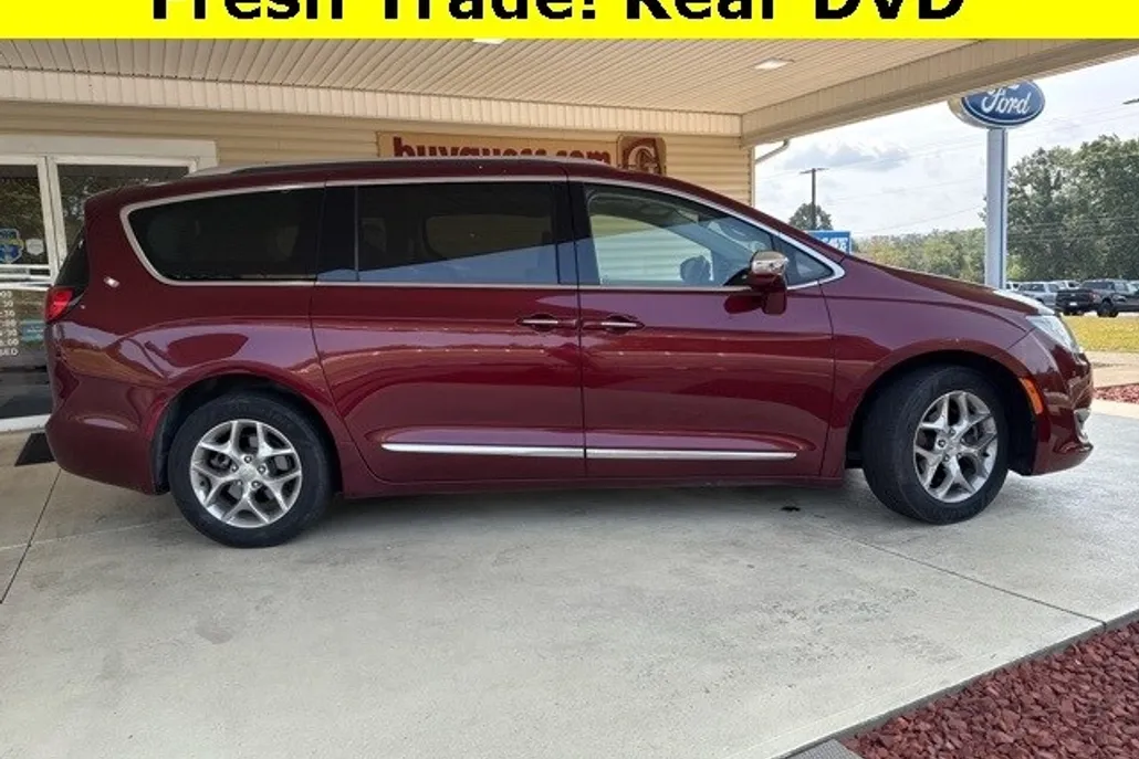 2017 Chrysler Pacifica Limited photo 1