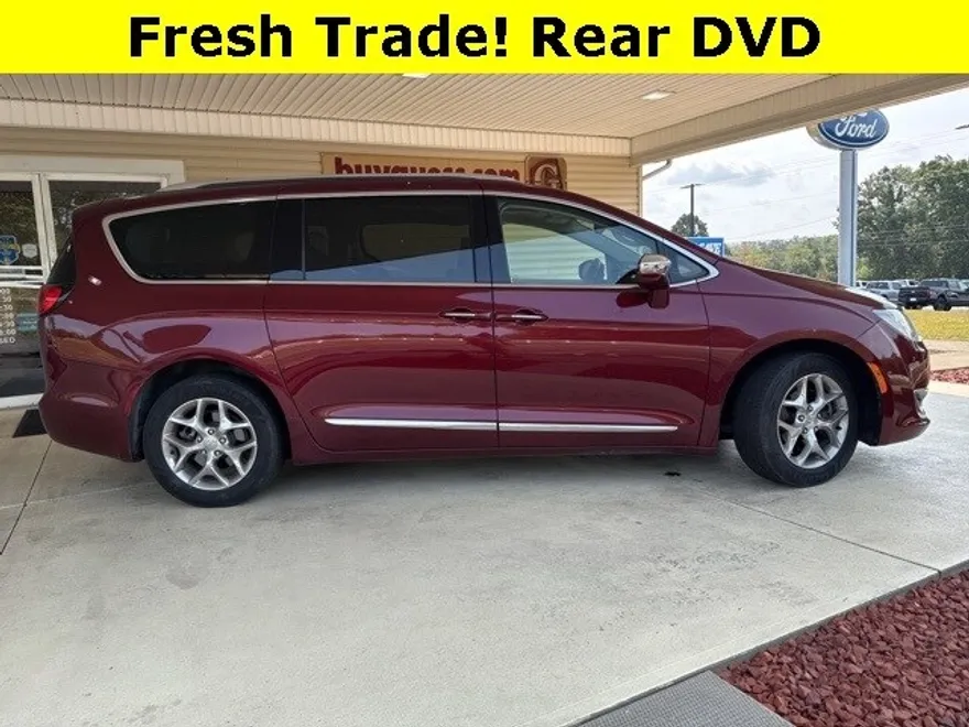 2017 Chrysler Pacifica Limited photo 1