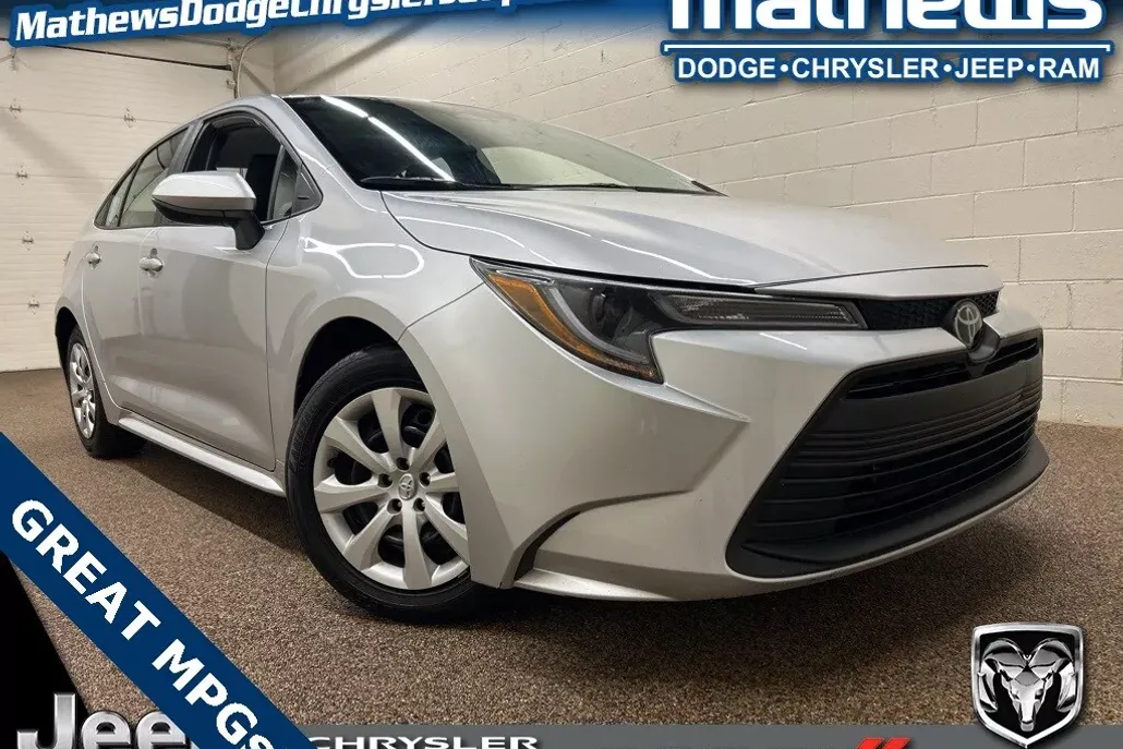 2024 Toyota Corolla LE photo 1