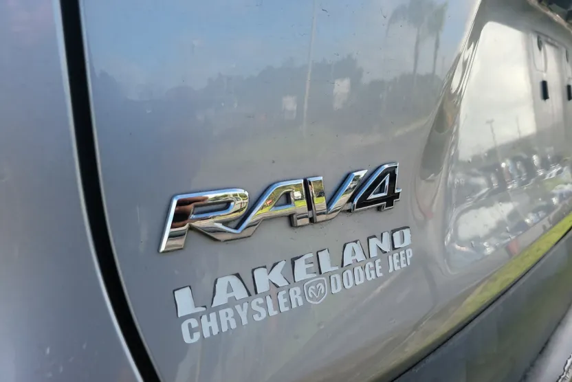 2020 Toyota RAV4 LE photo 1