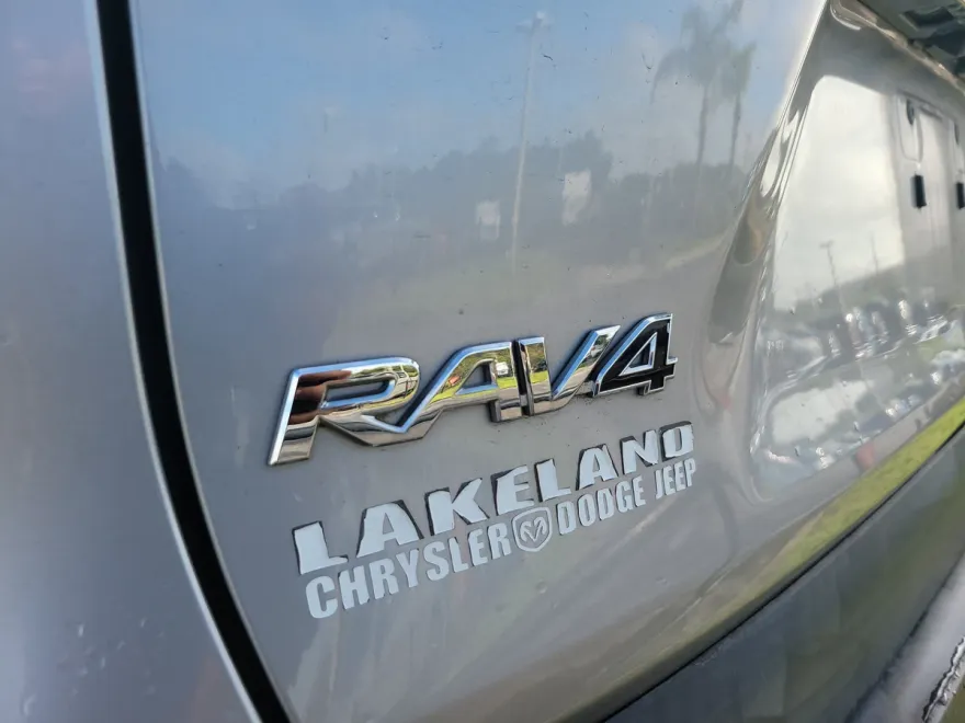 2020 Toyota RAV4 LE photo 1