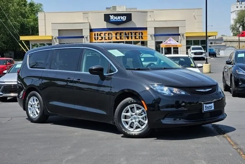 2023 Chrysler Voyager LX photo 1