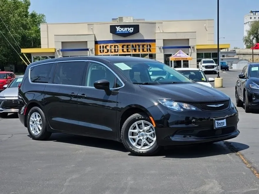 2023 Chrysler Voyager LX photo 1