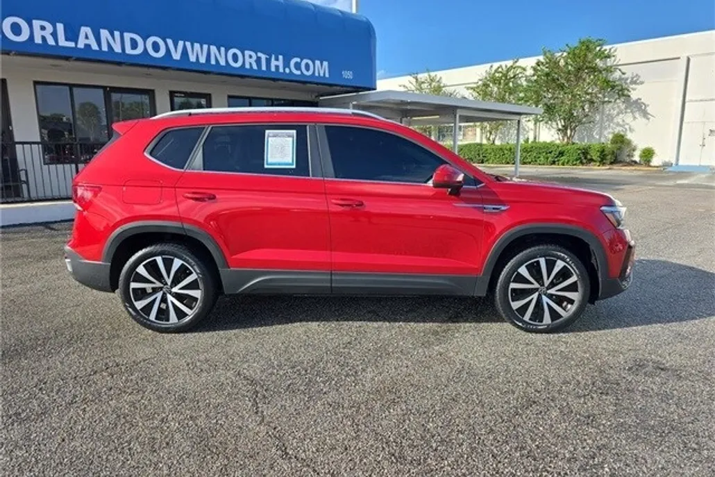 2022 Volkswagen Taos SE photo 1