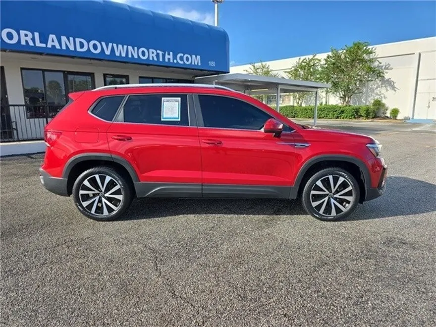 2022 Volkswagen Taos SE photo 1