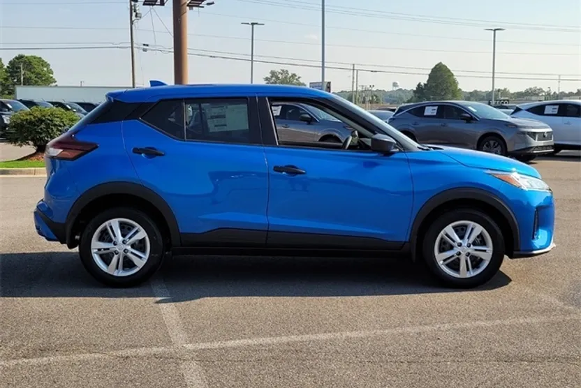 2025 Nissan Kicks Play S photo 1
