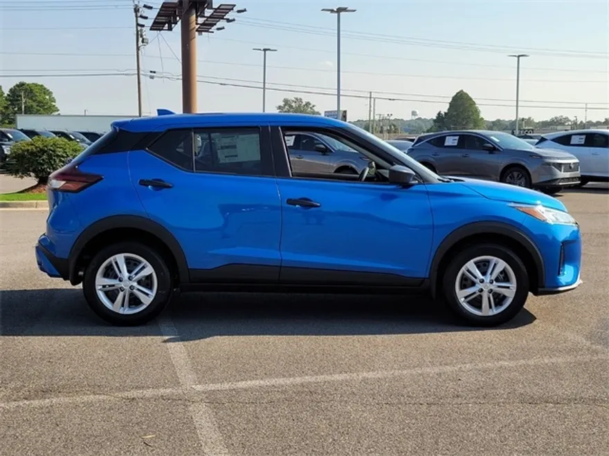 2025 Nissan Kicks Play S photo 1