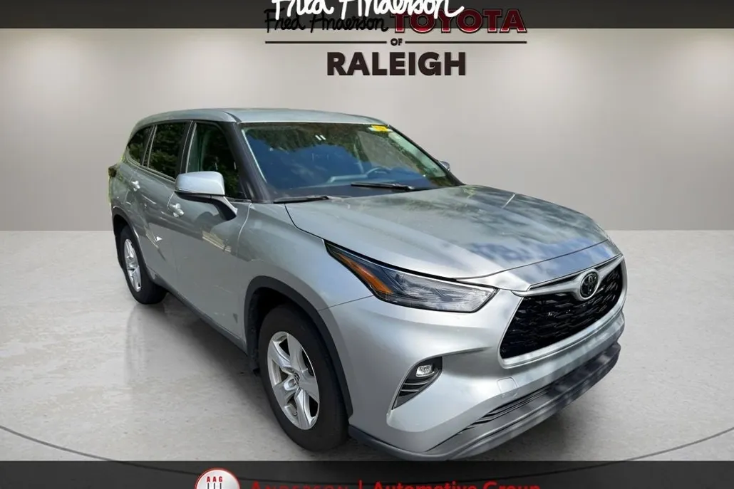 2024 Toyota Highlander LE photo 1