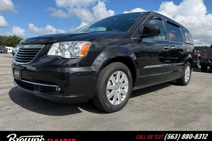 2016 Chrysler Town & Country Touring photo 1