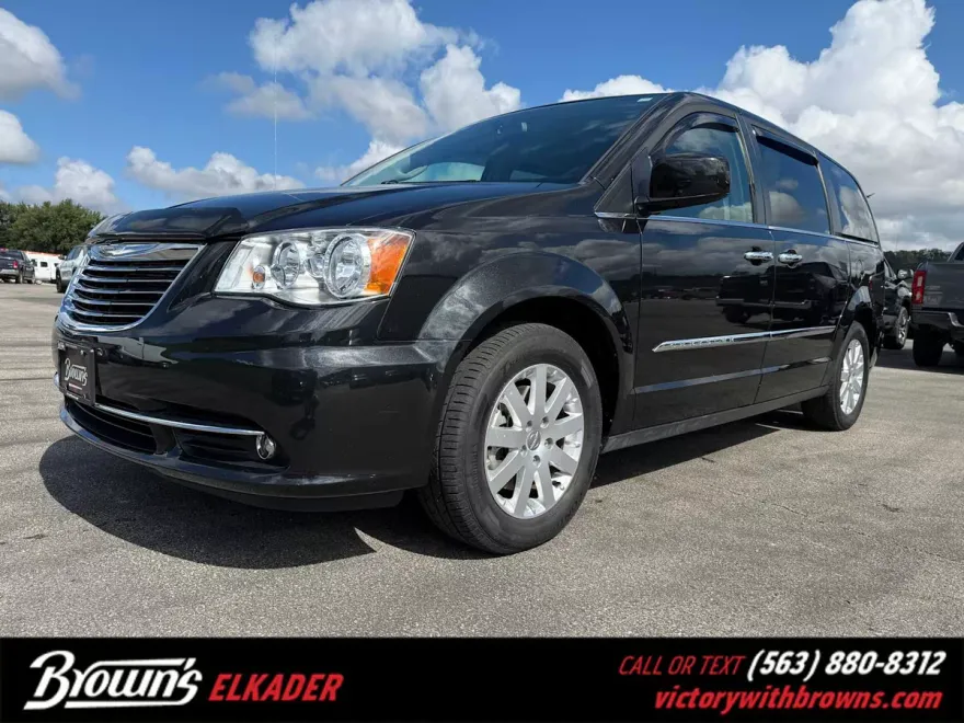 2016 Chrysler Town & Country Touring photo 1
