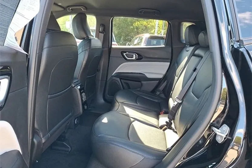 2024 Jeep Compass Limited photo 1