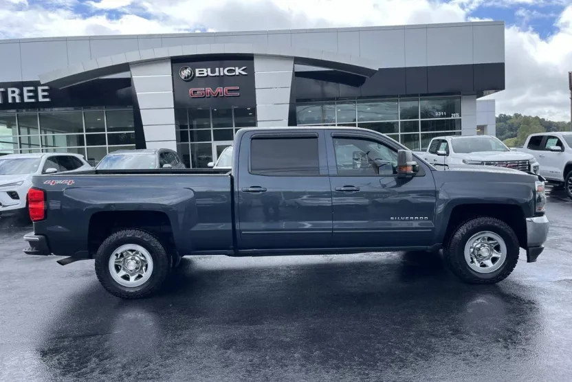 2017 Chevrolet Silverado 1500 LT photo 1