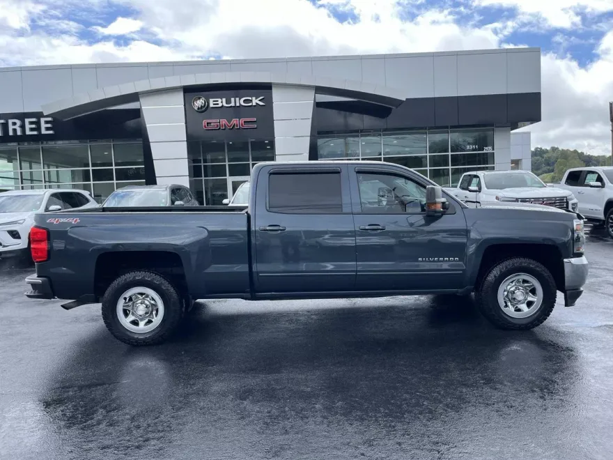 2017 Chevrolet Silverado 1500 LT photo 1