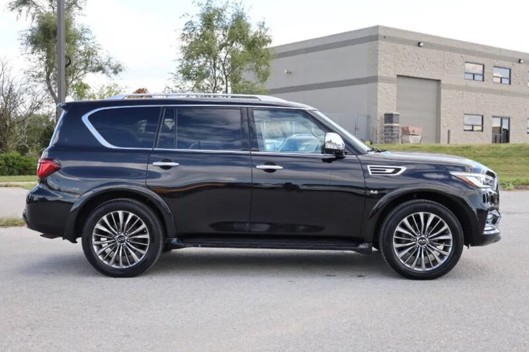 2019 Infiniti QX80 Luxe photo 1