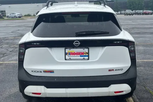 2025 Nissan Kicks SR photo 3