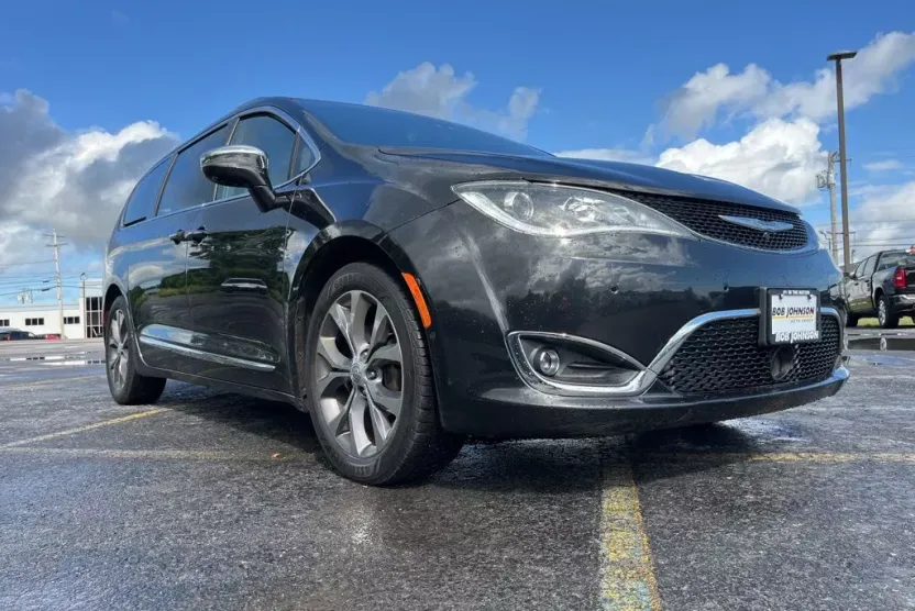 2020 Chrysler Pacifica Limited photo 1