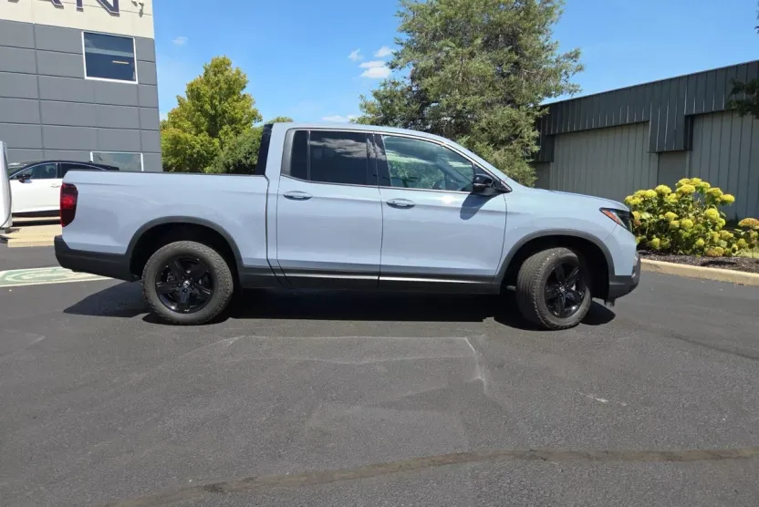 2023 Honda Ridgeline Black Edition photo 1