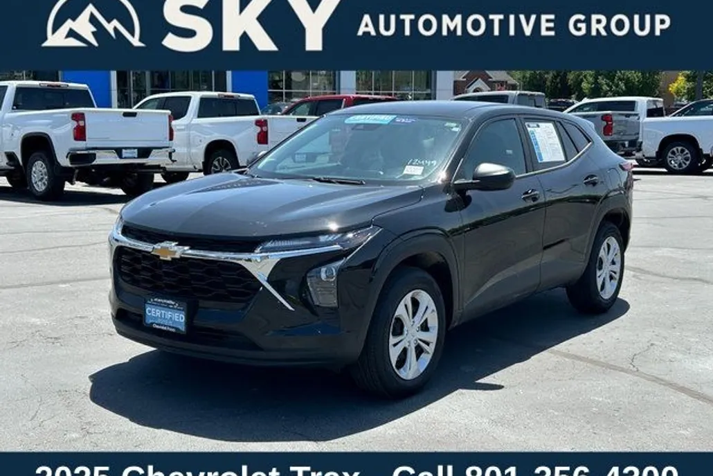 2025 Chevrolet Trax LS photo 1