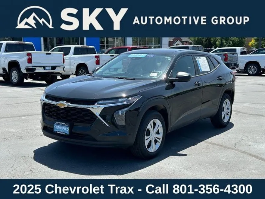 2025 Chevrolet Trax LS photo 1