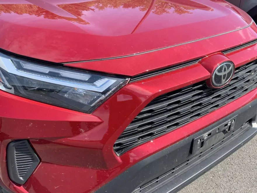 2023 Toyota RAV4 LE photo 1