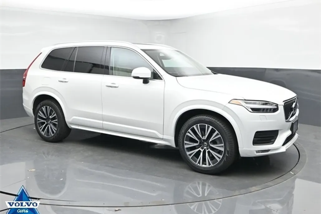 2022 Volvo XC90 T6 Momentum photo 1