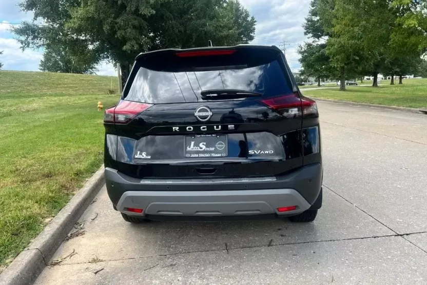 2022 Nissan Rogue SV photo 1
