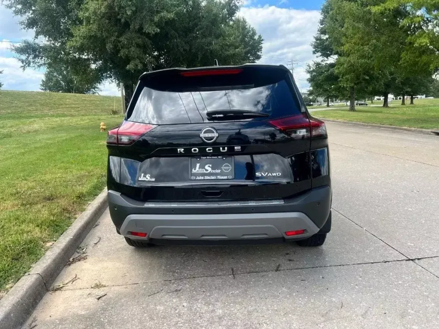 2022 Nissan Rogue SV photo 1