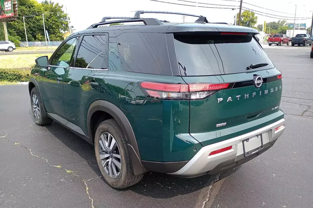 2023 Nissan Pathfinder SL photo 1